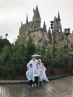 Melissa & the kids in front of Hogwarts Castle